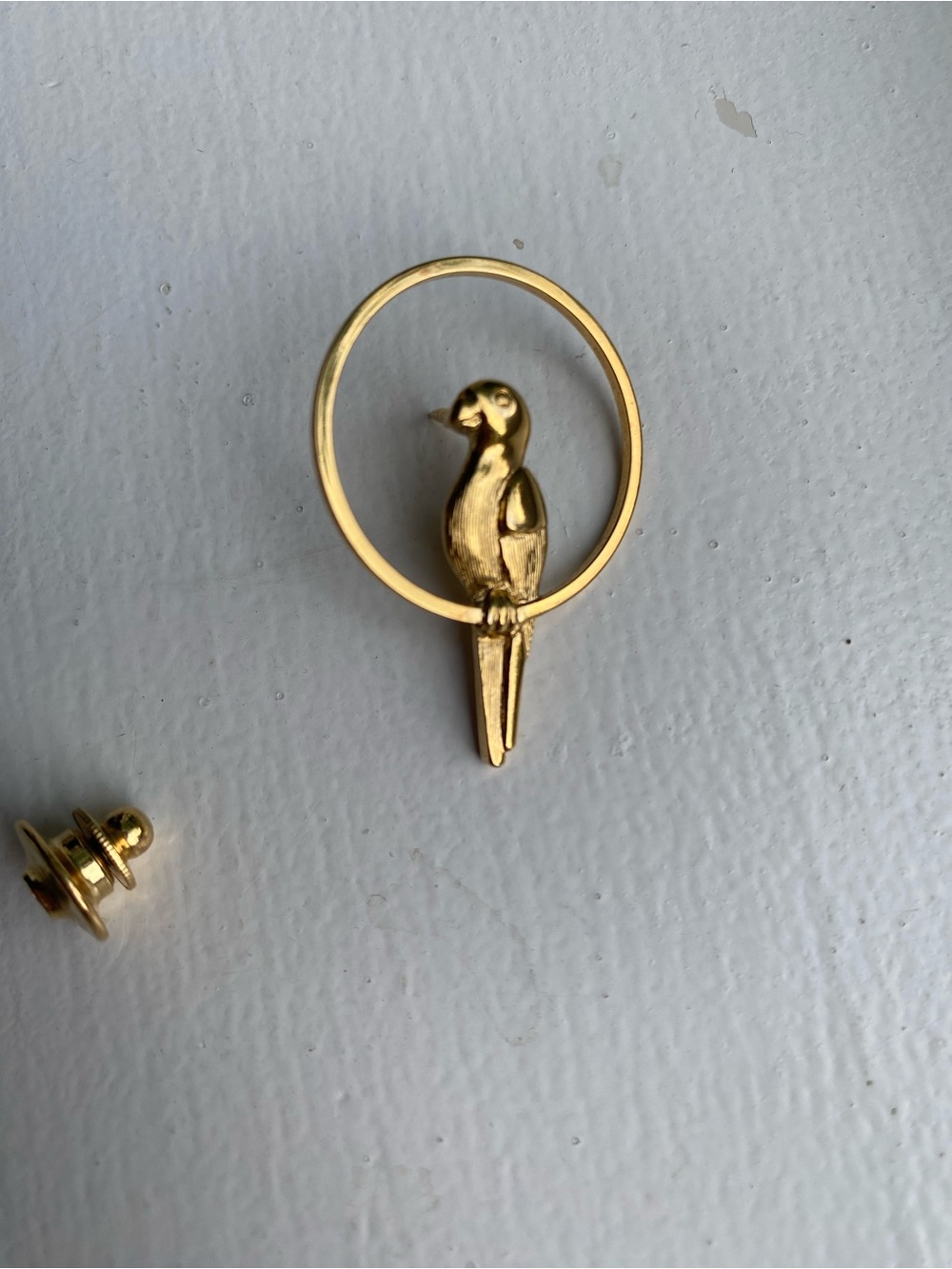 Vintage Avon Parrot Pin Perched on a Circle 1”